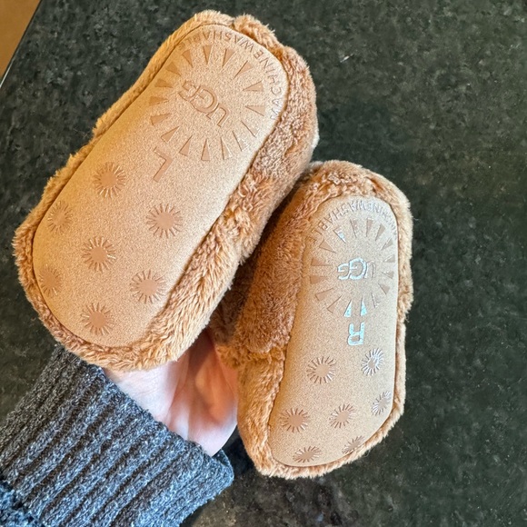 NIB UGG Tan Fuzzy Infant Booties - Picture 3 of 7